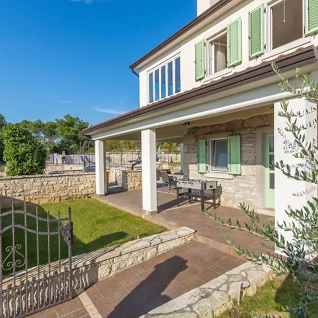 Villa Lovely In Trgetari With Swimming Pool *